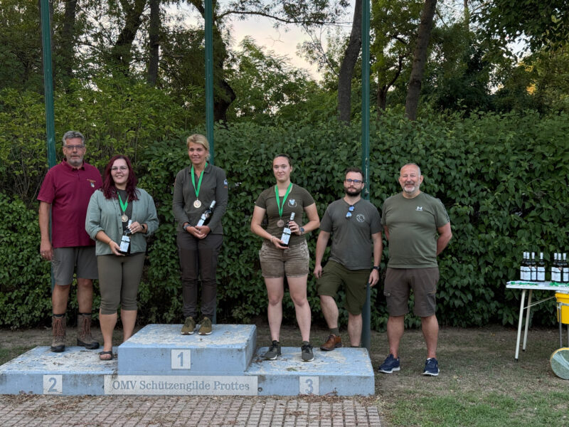 Teilnehmende auf dem Siegerpodest beim Raubwildschießen 2026